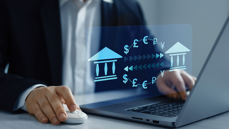 uomo utilizza computer portatile